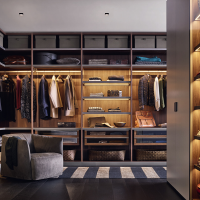 Гардеробная комната с вещами