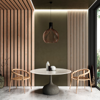 Деревянные рейки в интерьере Два деревянных стула и круглый стол на фоне стены из реек