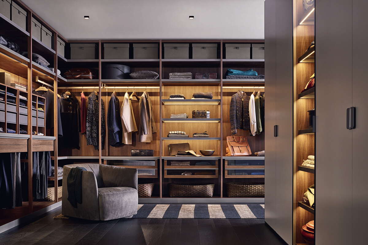 Гардеробная комната с вещами