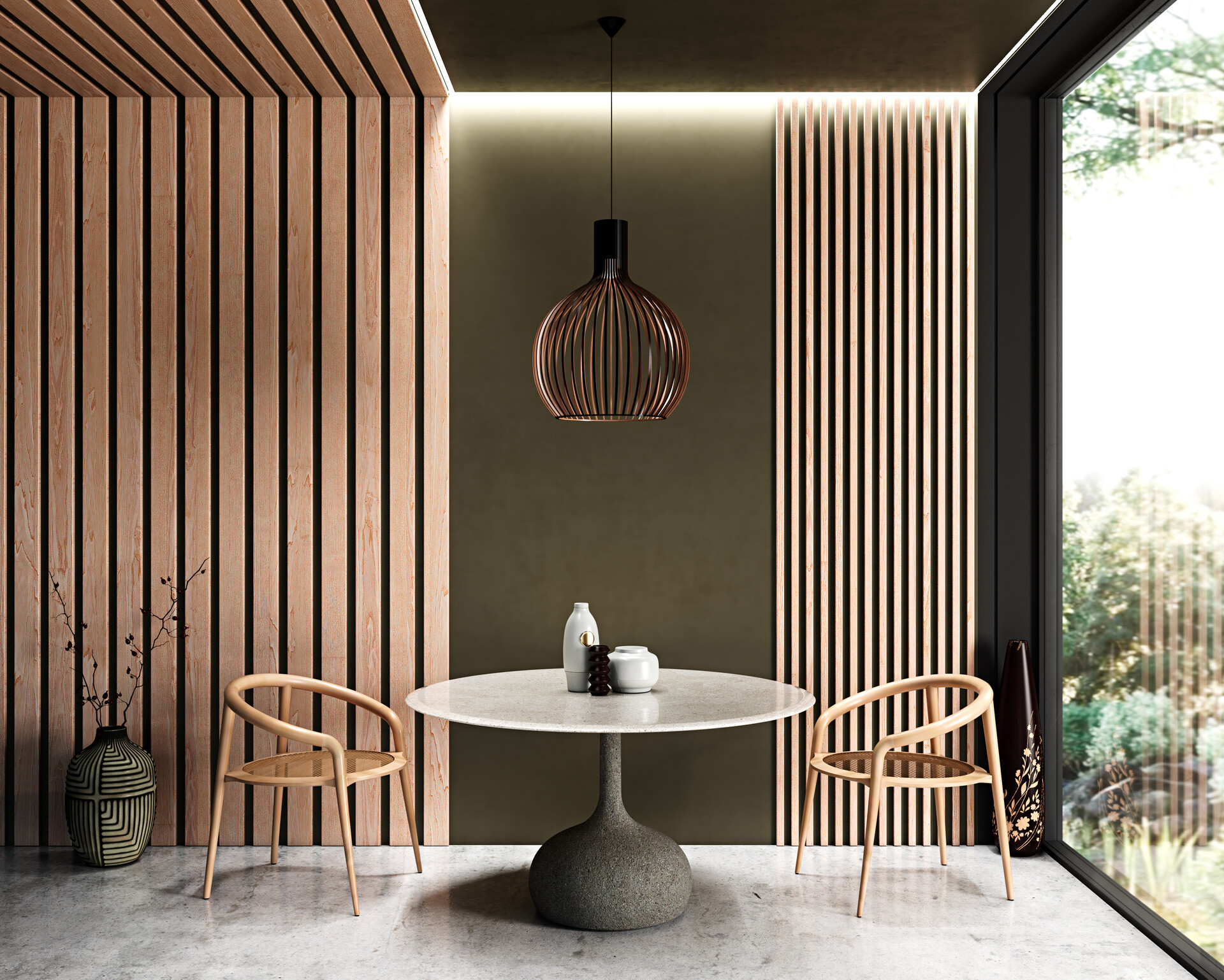 Два деревянных стула и круглый стол на фоне стены из реек