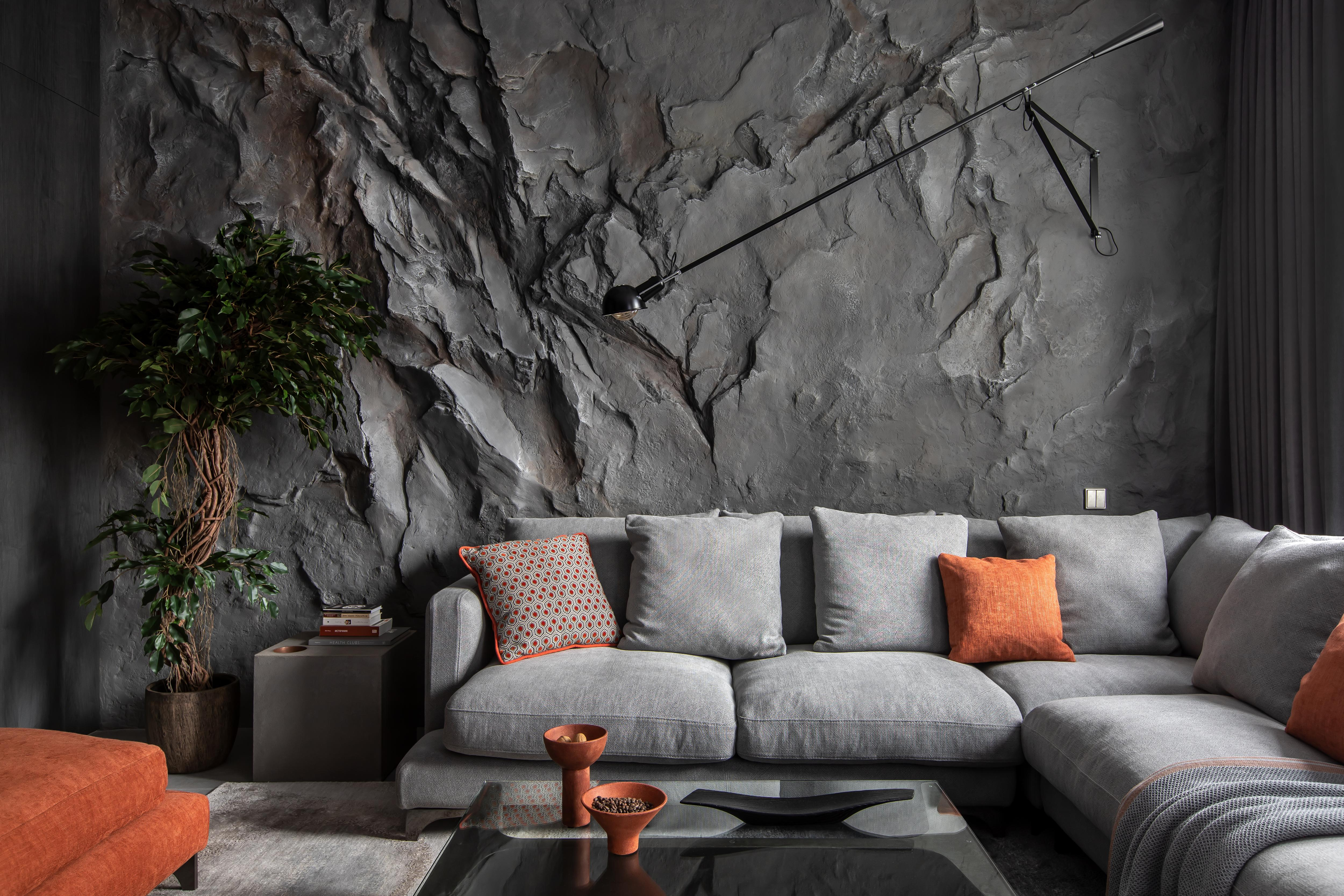 Стена скала в интерьере гостиной