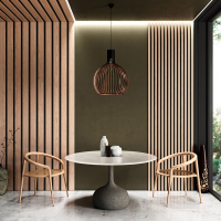 Деревянные рейки в интерьере Два деревянных стула и круглый стол на фоне стены из реек